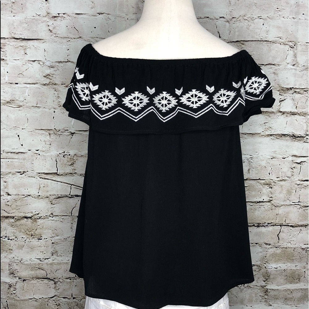 ALYA • Francesca’s Collection Top - Picture 5 of 8